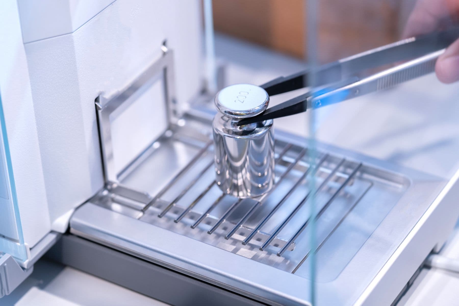 Precision mass calibration at an analytical balance